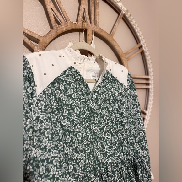 Floral Green and White woman’s Dress - Picture 4 of 4